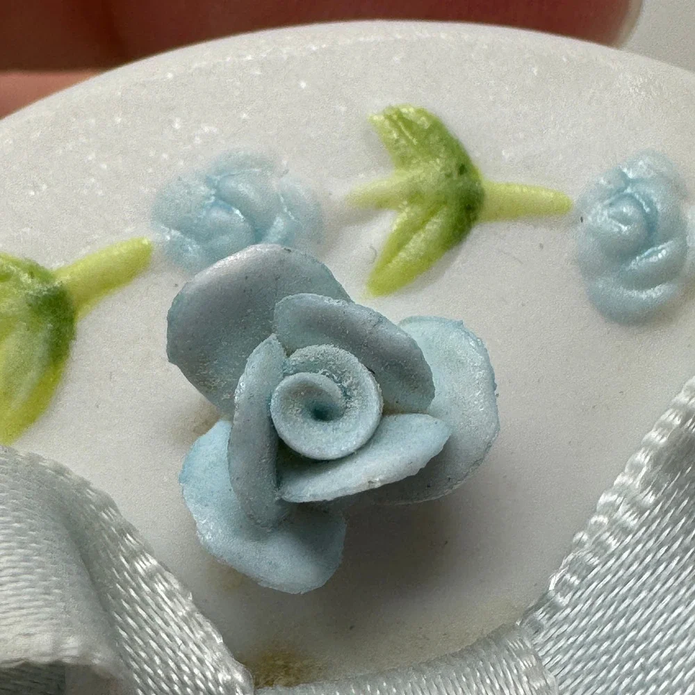 Vintage 1983 Enesco Grandmother Ceramic Trinket Box‎ Blue Roses Floral Ribbon